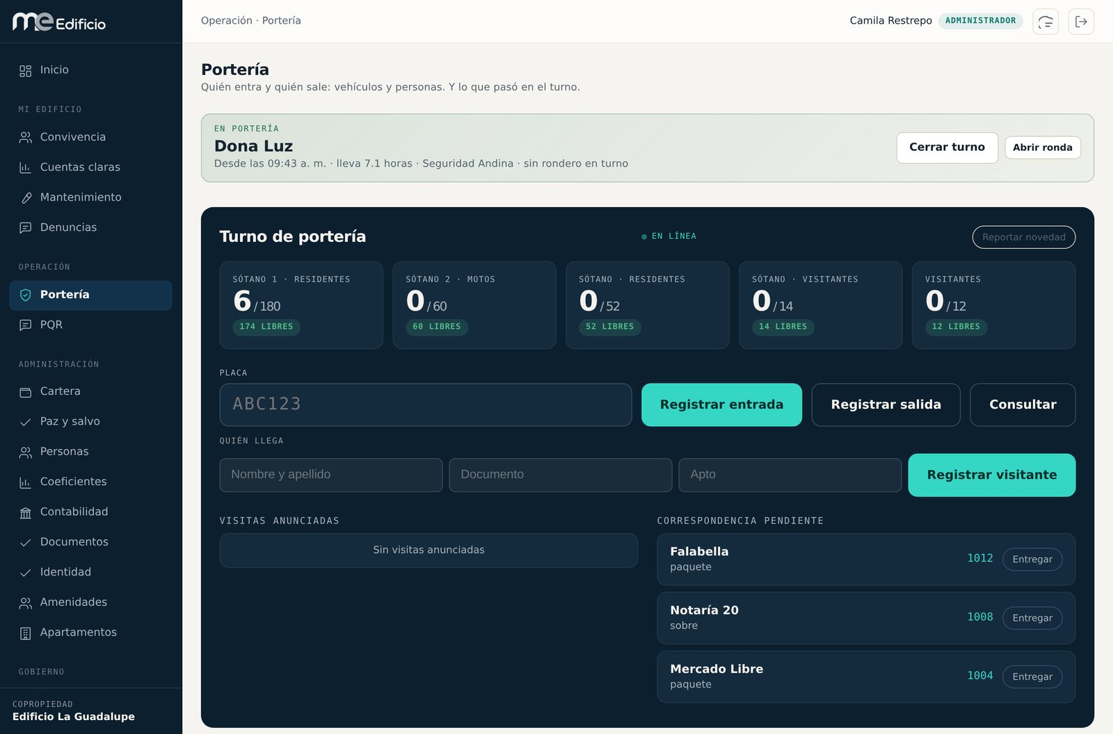 Consola de portería con el turno abierto, registro de visitas y de vehículos.